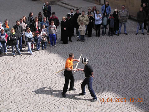 Hans und Mathias bei einer Entwaffnungstechnik im langen Messer
