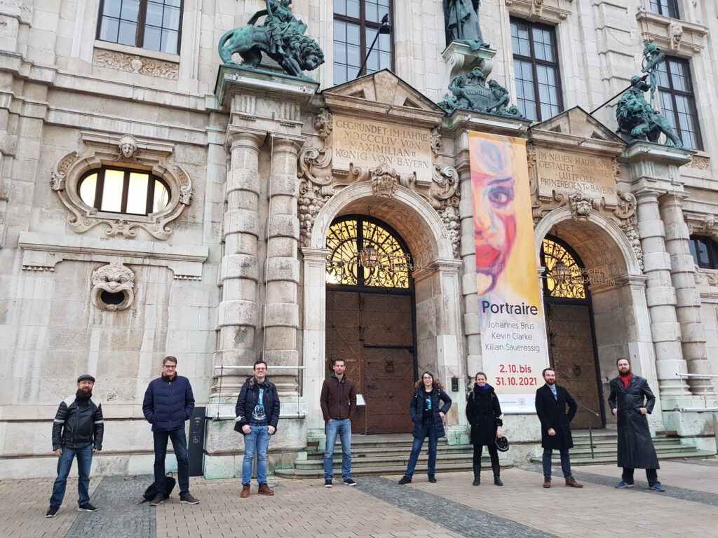 Gruppe vor dem Bayerischen Nationalmuseum